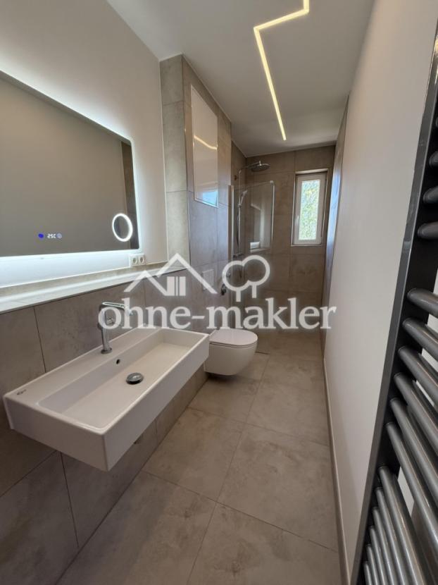 Badezimmer mit Fenster