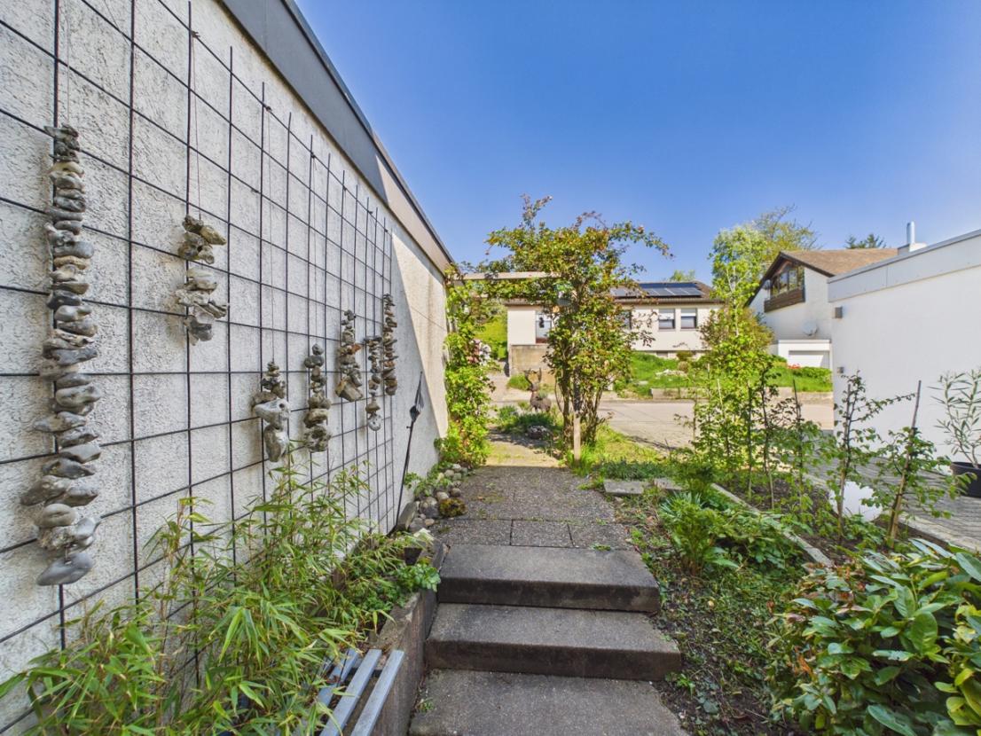Garage und Zugang zur Straße
