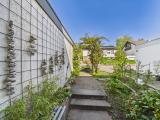 Garage und Zugang zur Straße