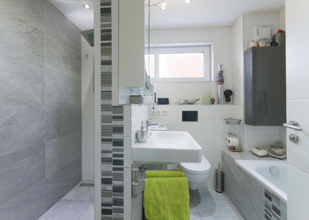 OG - Haupt-Bad (Dusche+Wanne)