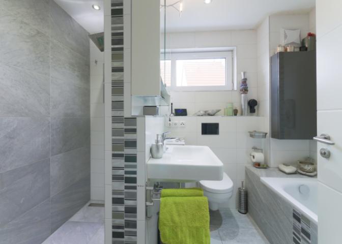 OG - Haupt-Bad (Dusche+Wanne)