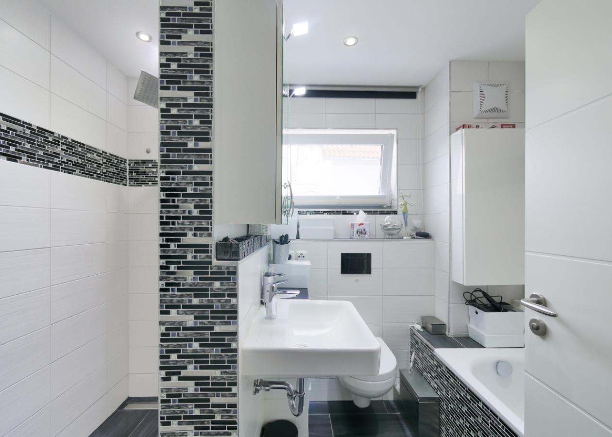 EG - Haupt-Bad (Dusche+Wanne)