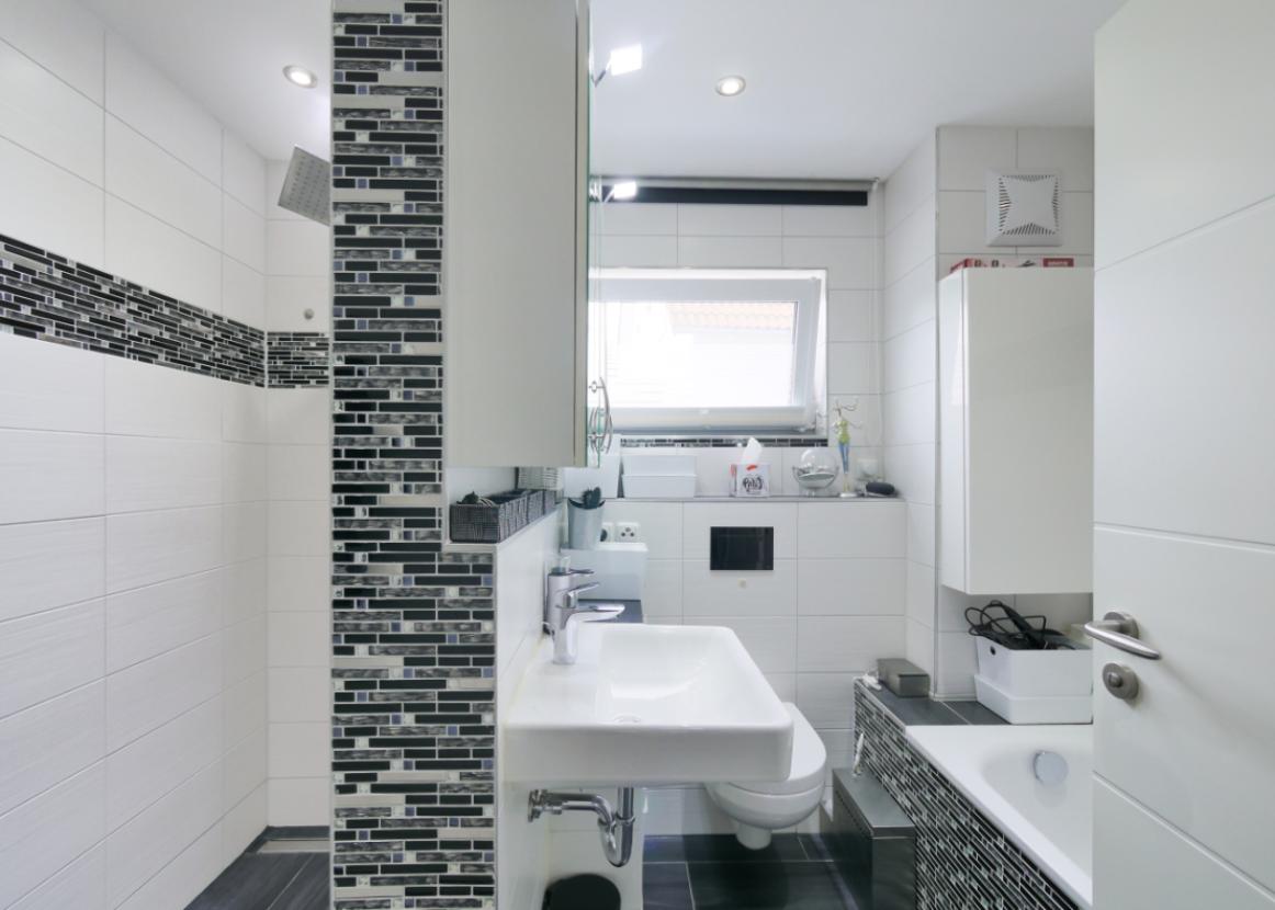 EG - Haupt-Bad (Dusche+Wanne)