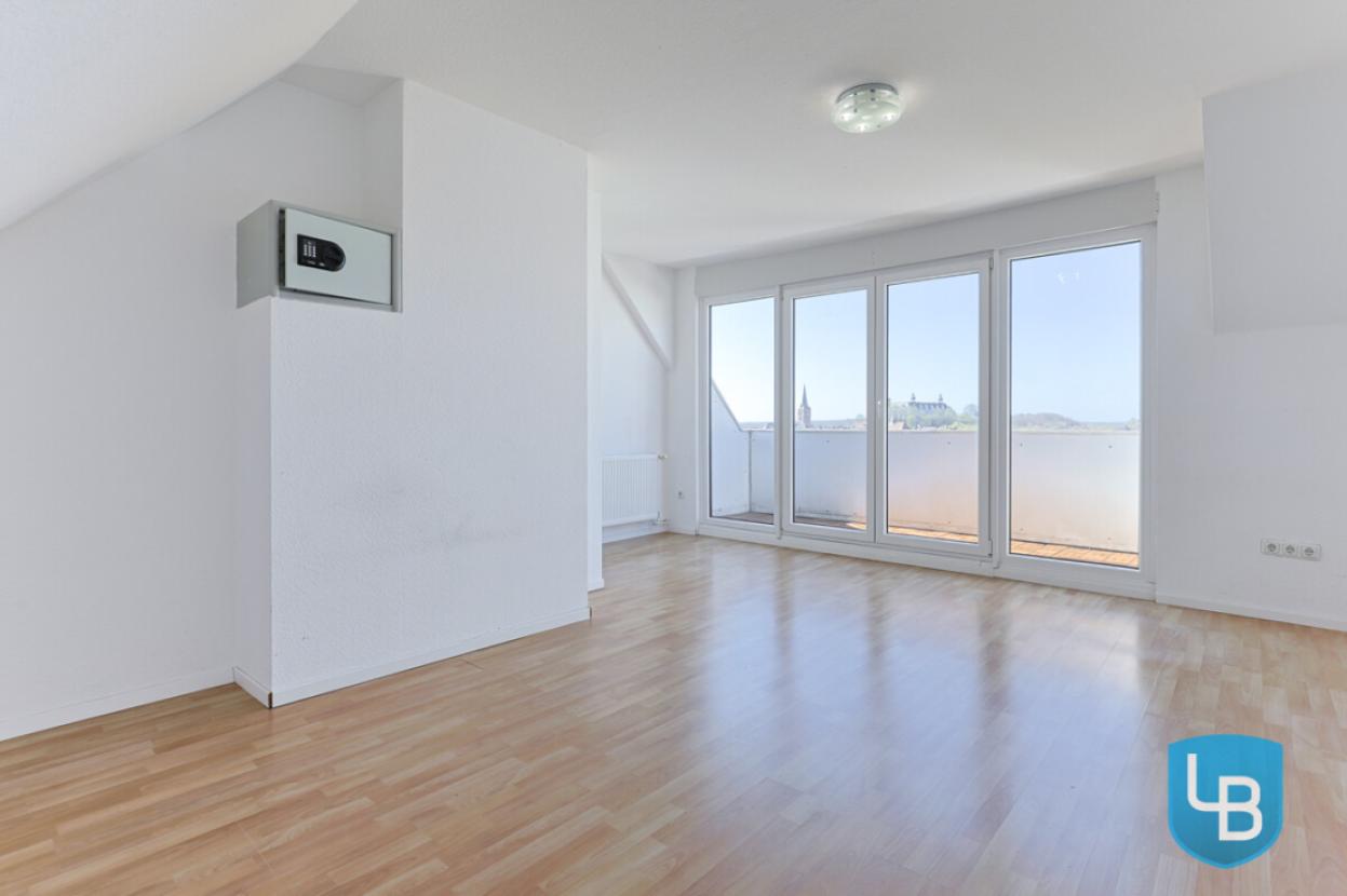 Individuell nutzbares Zimmer mit Zugang zum Balkon, DG