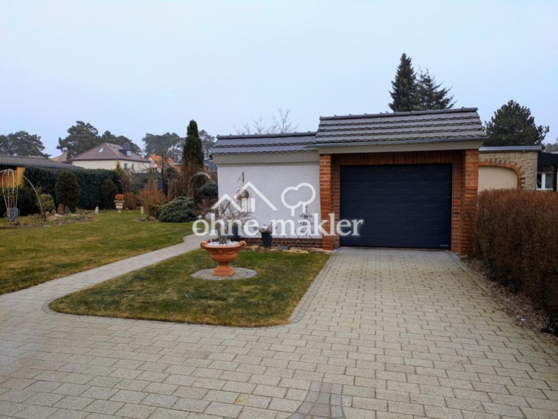 Einfahrt und Garage