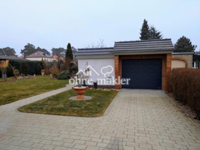 Einfahrt und Garage