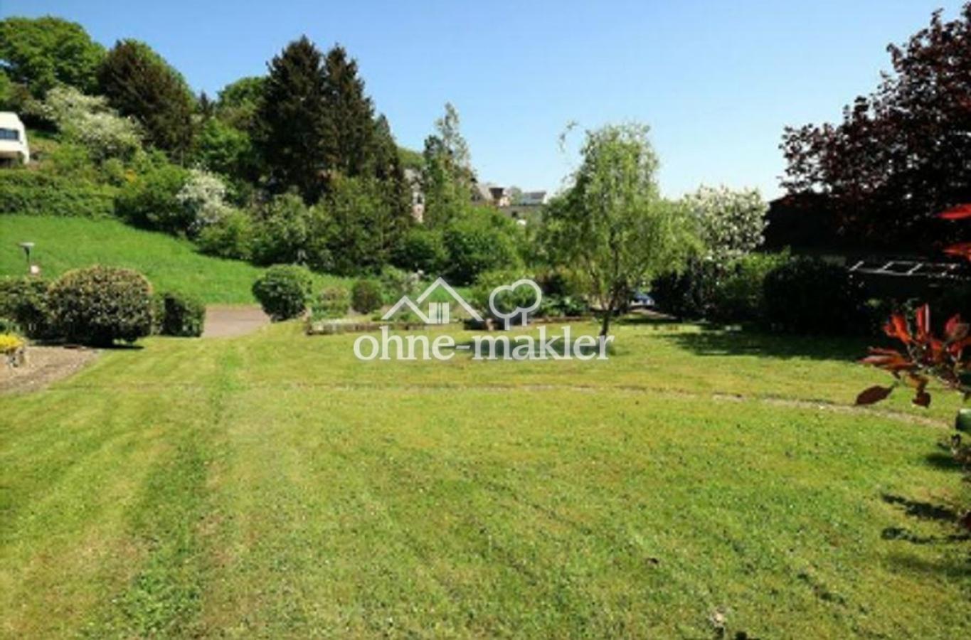 Blick übers Grundstück zur Str
