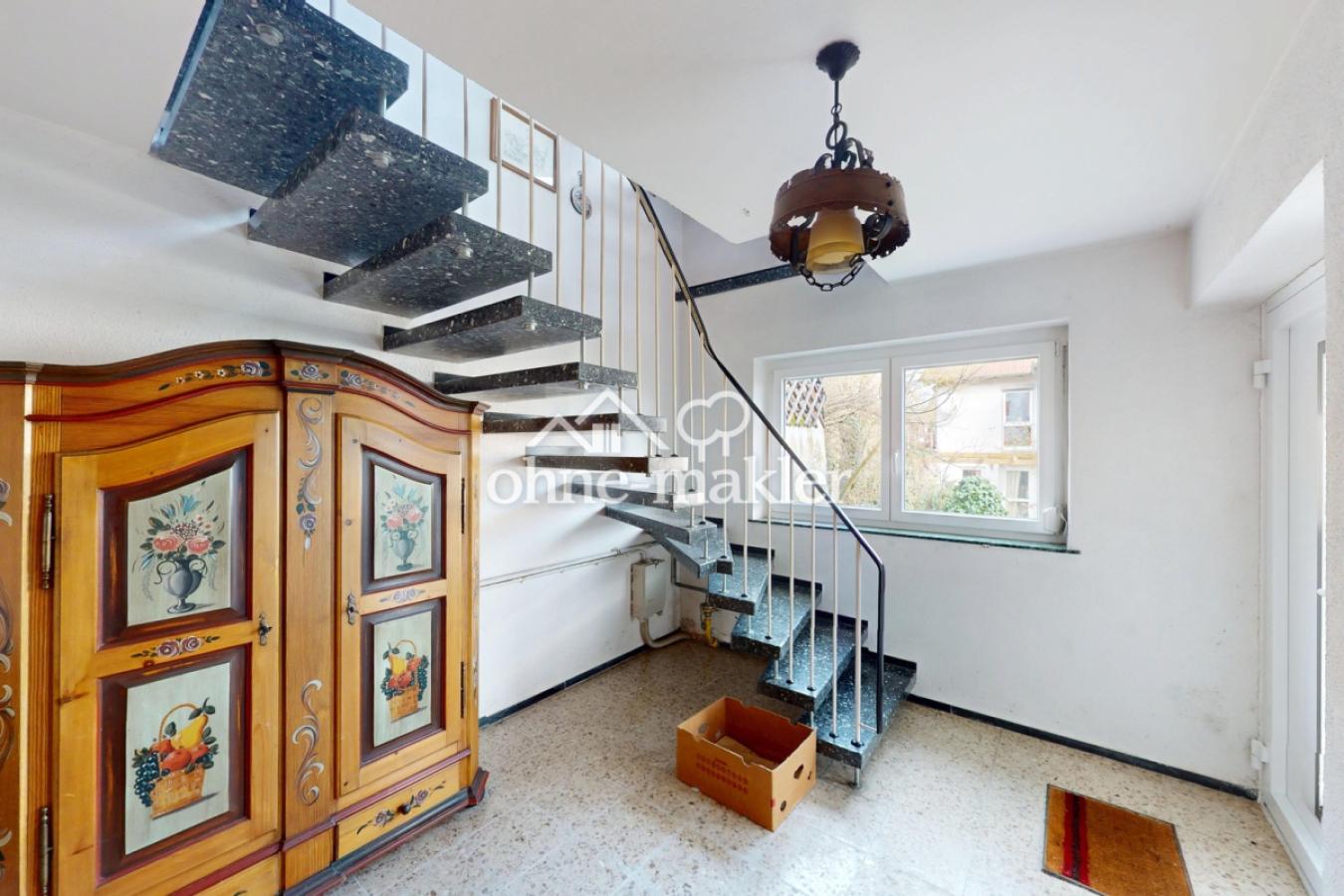 Eingangsbereich/Treppen zum OG