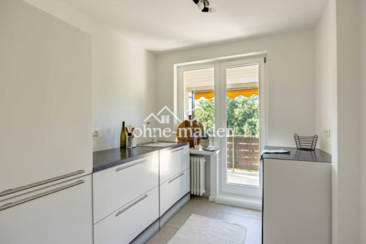 Küche mit Zugang zum Balkon