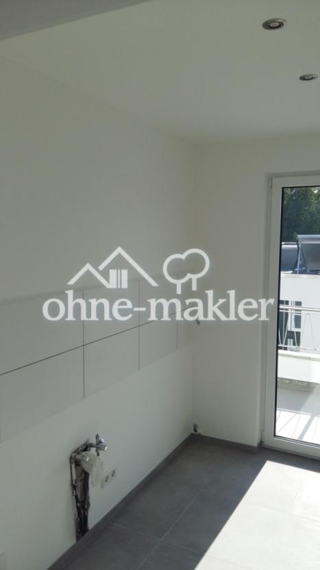 Küche mit Ausgang zum Balkon