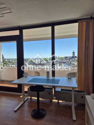 Wohnzimmer mit Arbeitsplatz