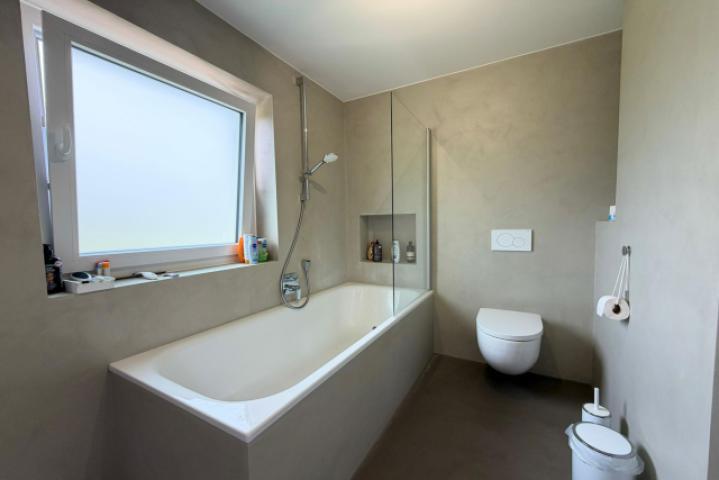 1.OG Bad mit Badewanne und WC