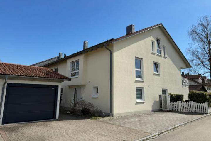 Außenansicht mit Garage