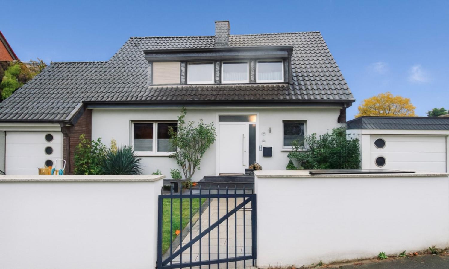 Hausansicht mit 2 Garagen