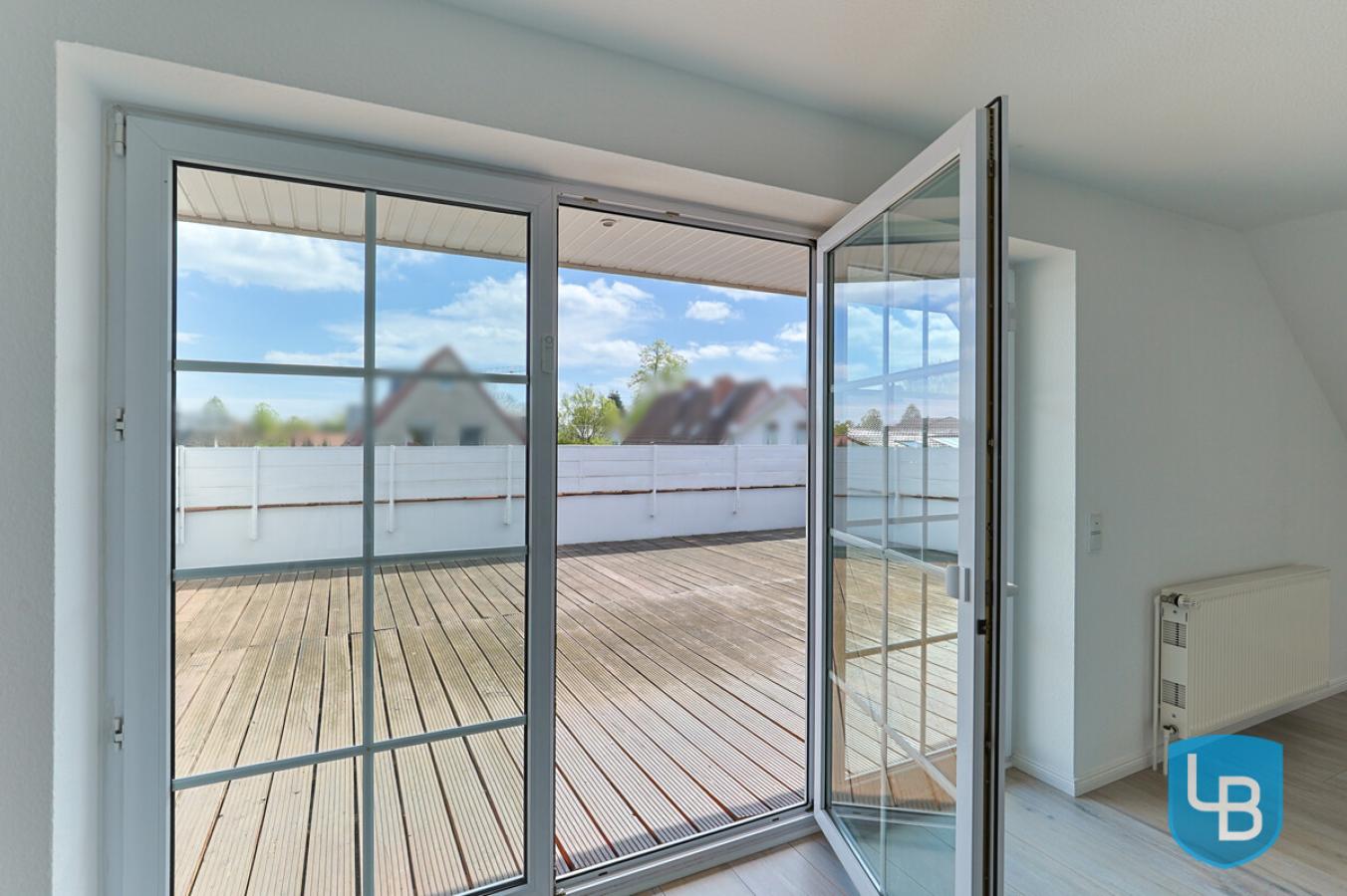 DG: Blick aus dem Wohnbereich auf die Dachterrasse