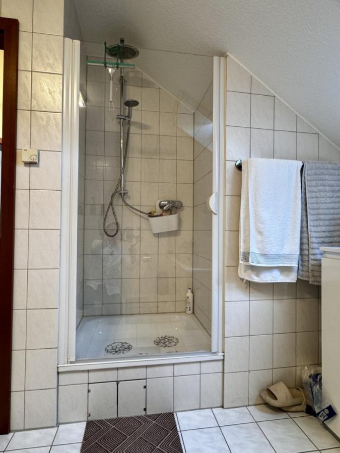 Bad mit  Badewanne und Dusche