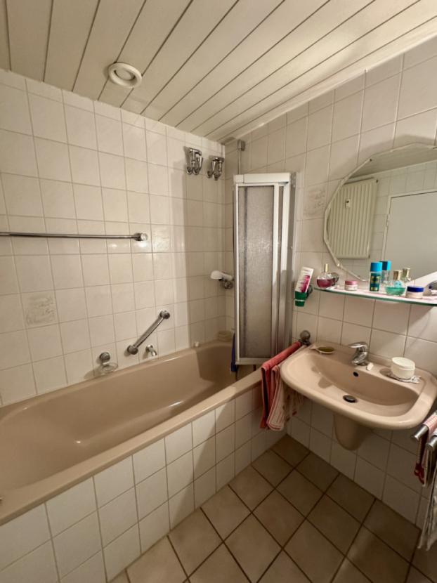 Bad mit Badewanne