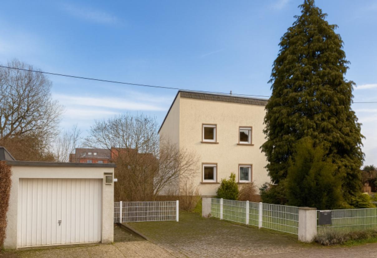 Haus mit Garage 
