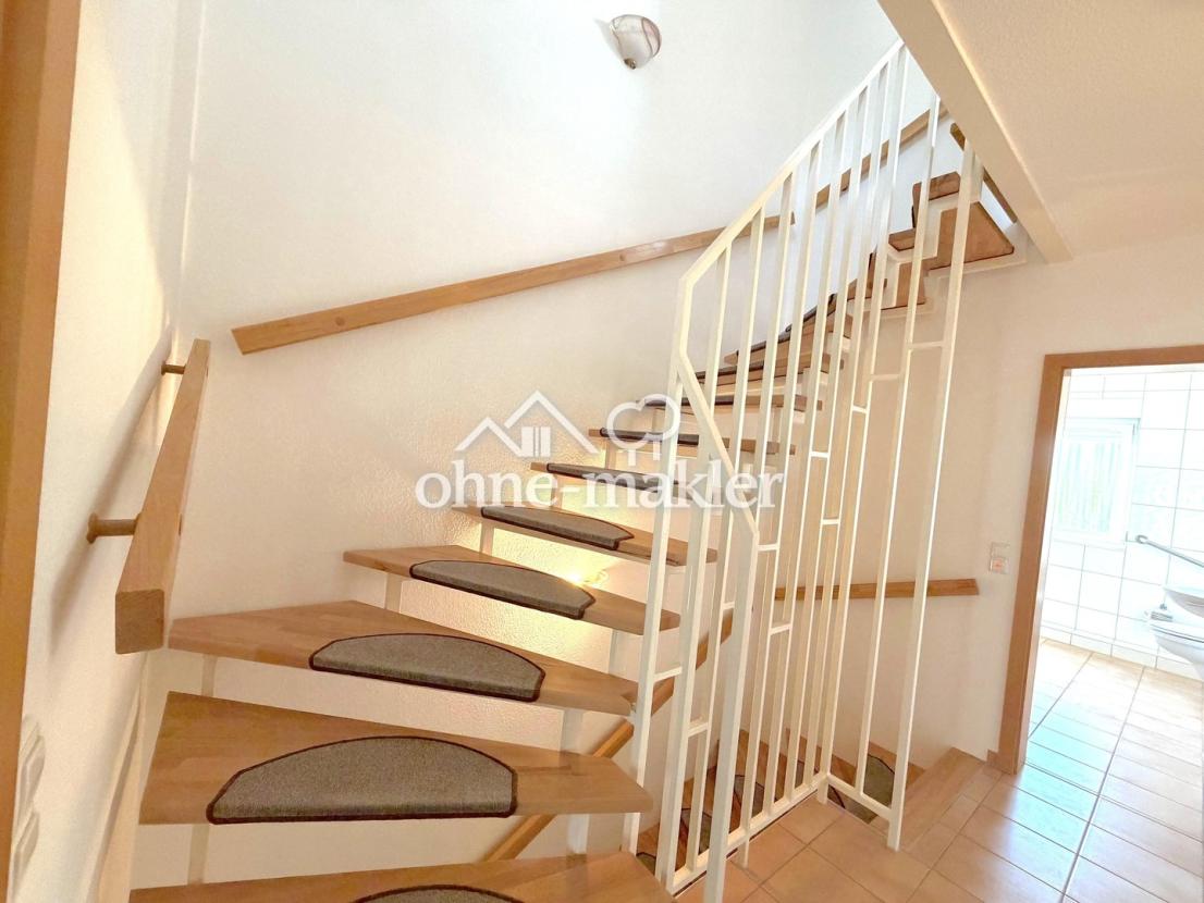 Offene Holztreppe zum DG
