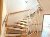 Offene Holztreppe zum DG