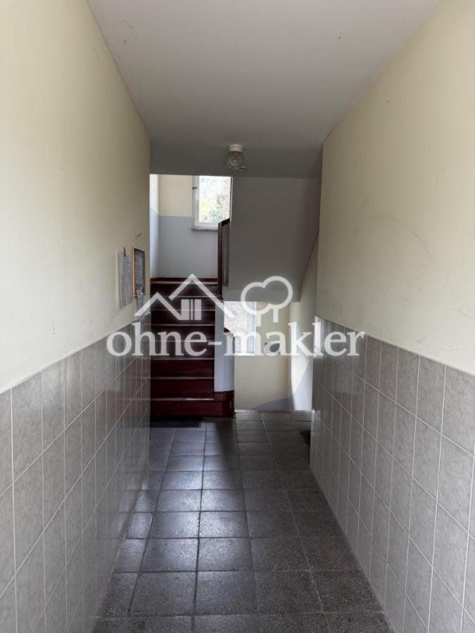 Flur mit Wohnung rechts