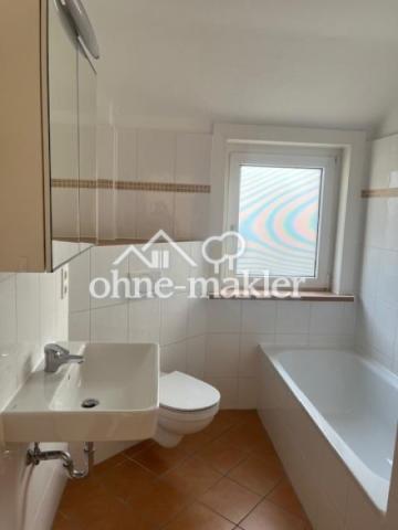 Bad mit Wanne und Fenster 