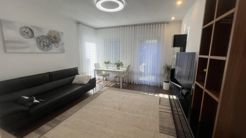 Wohnzimmer mit Blick Richtung Terrasse