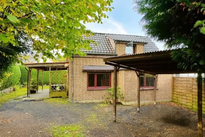 Hausansicht mit praktischem Carport