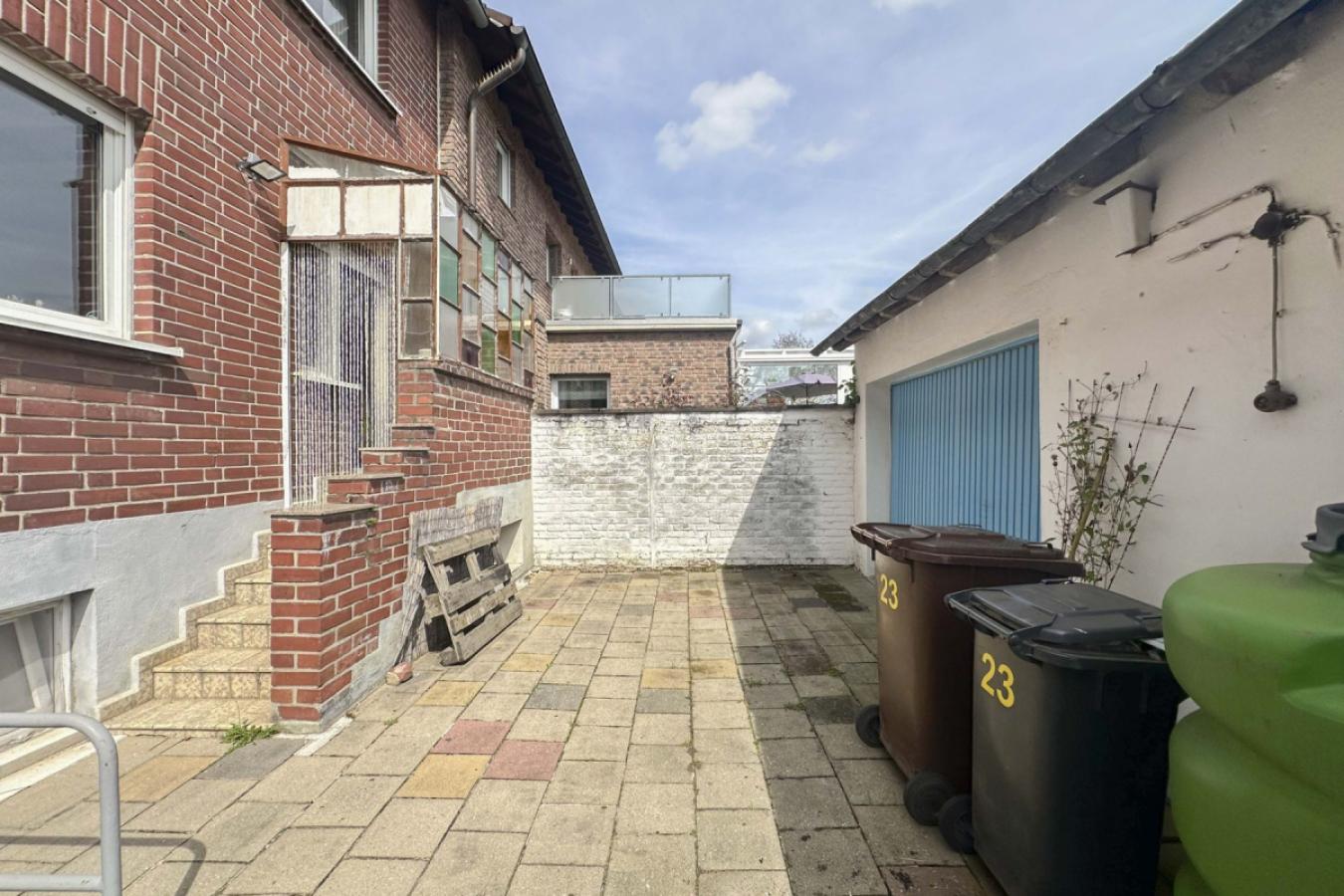 Hinterhof und Durchgang zum Garten