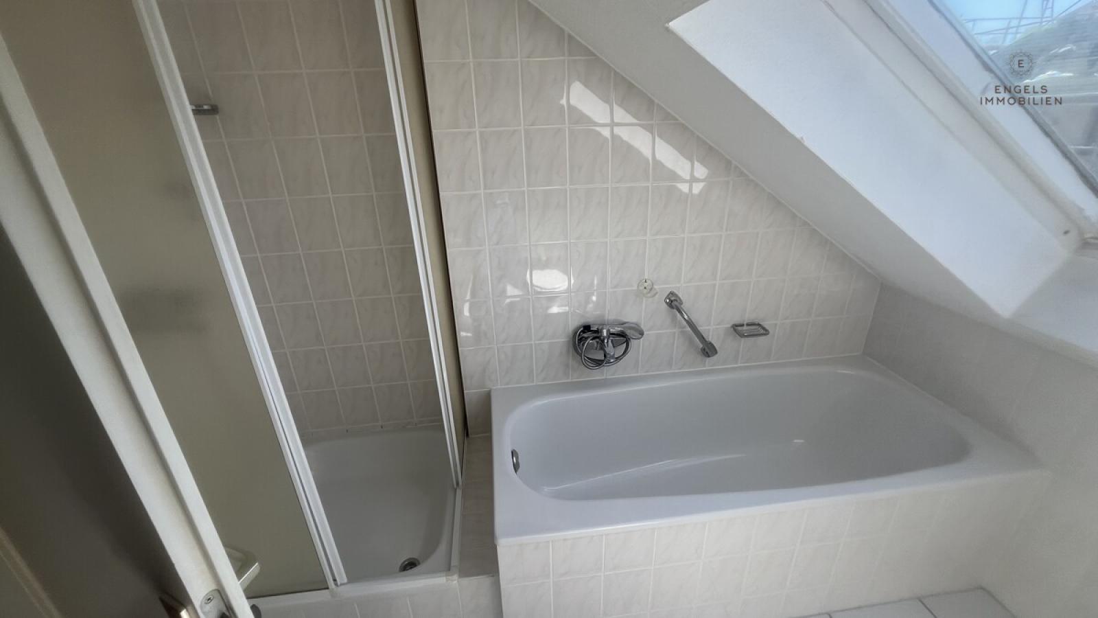 Dusche und Badewanne