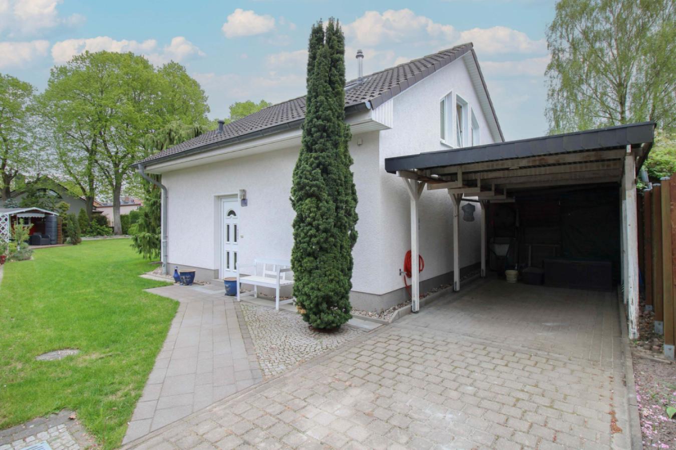 Außenansicht vorn + Carport