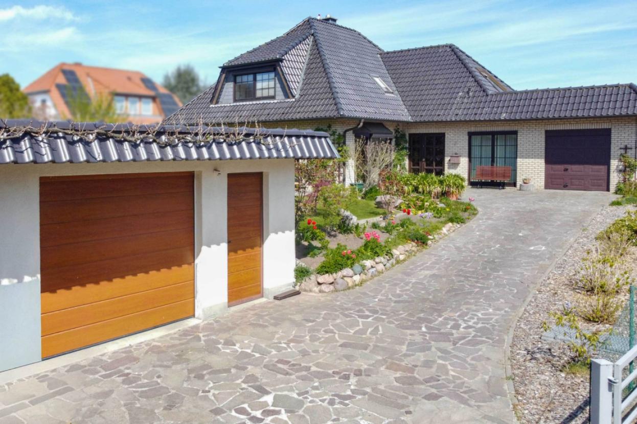 Garage und Einfahrt