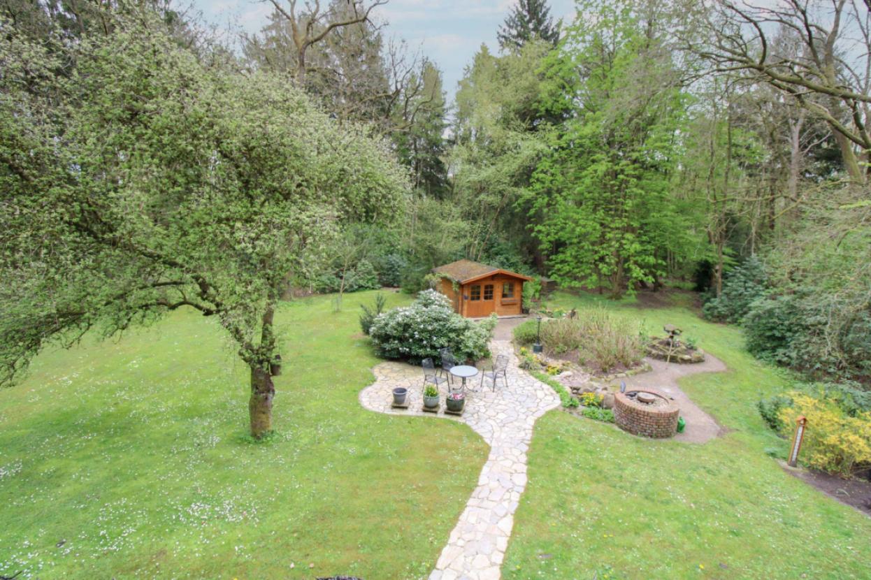 Blick auf Terrasse und Gartenhaus