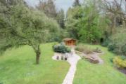 Blick auf Terrasse und Gartenhaus