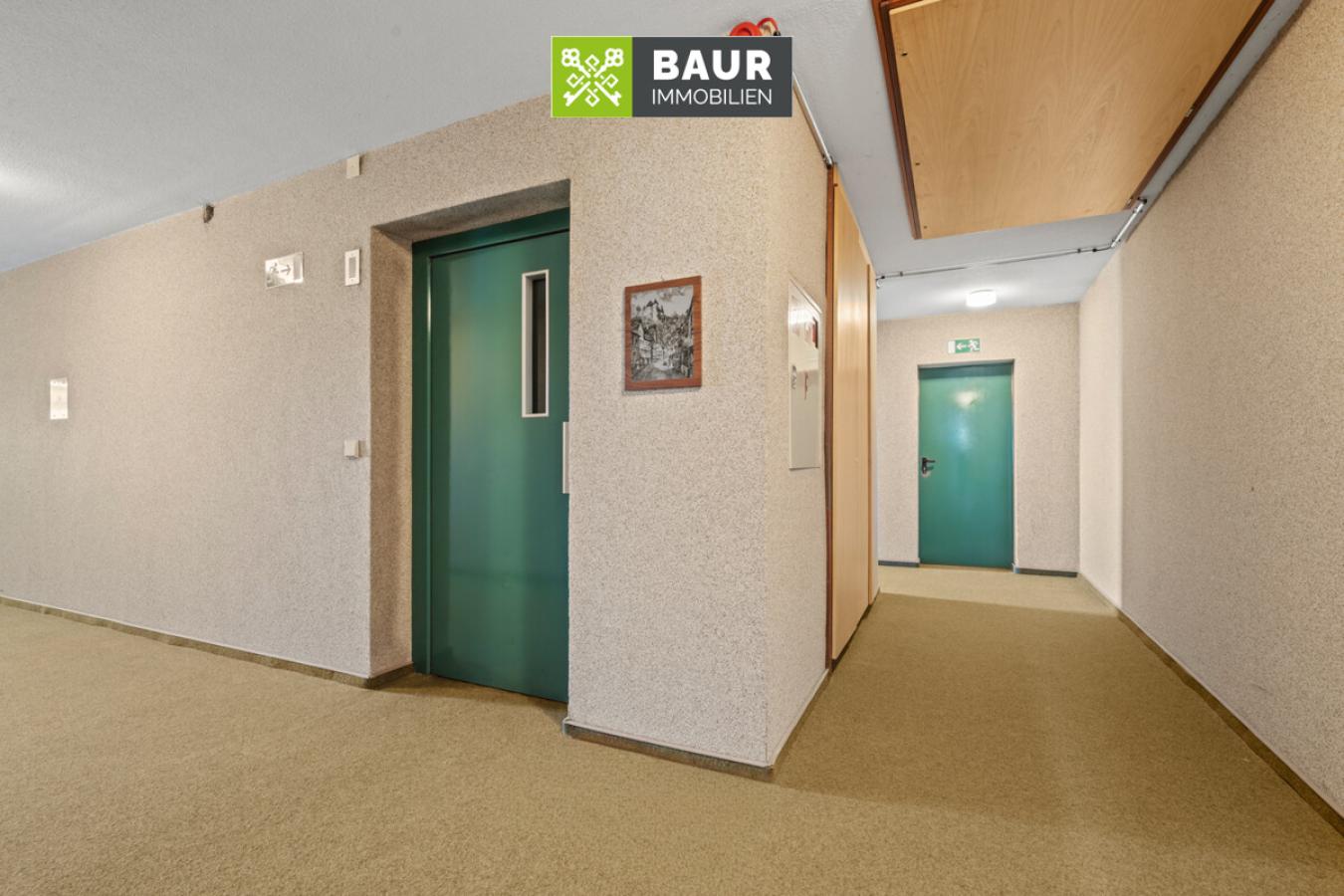 Hausflur mit zwei Aufzügen