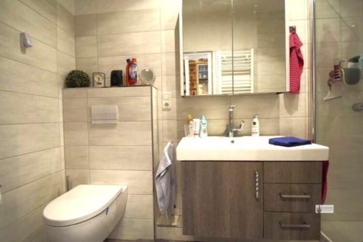 Badezimmer mit Dusche