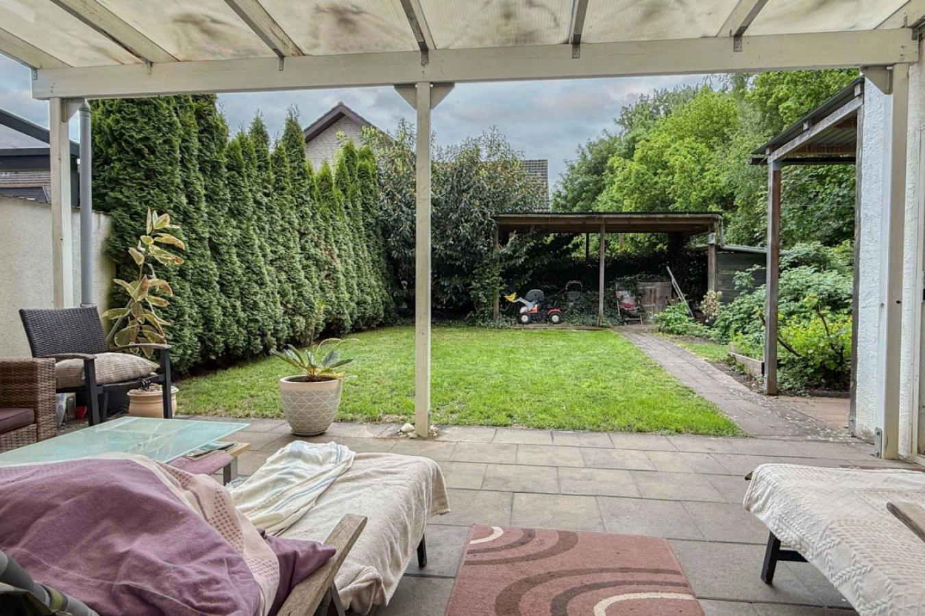 Terrasse mit Blick auf den Garten