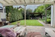 Terrasse mit Blick auf den Garten