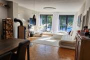 Wohnzimmer mit Fensterfront