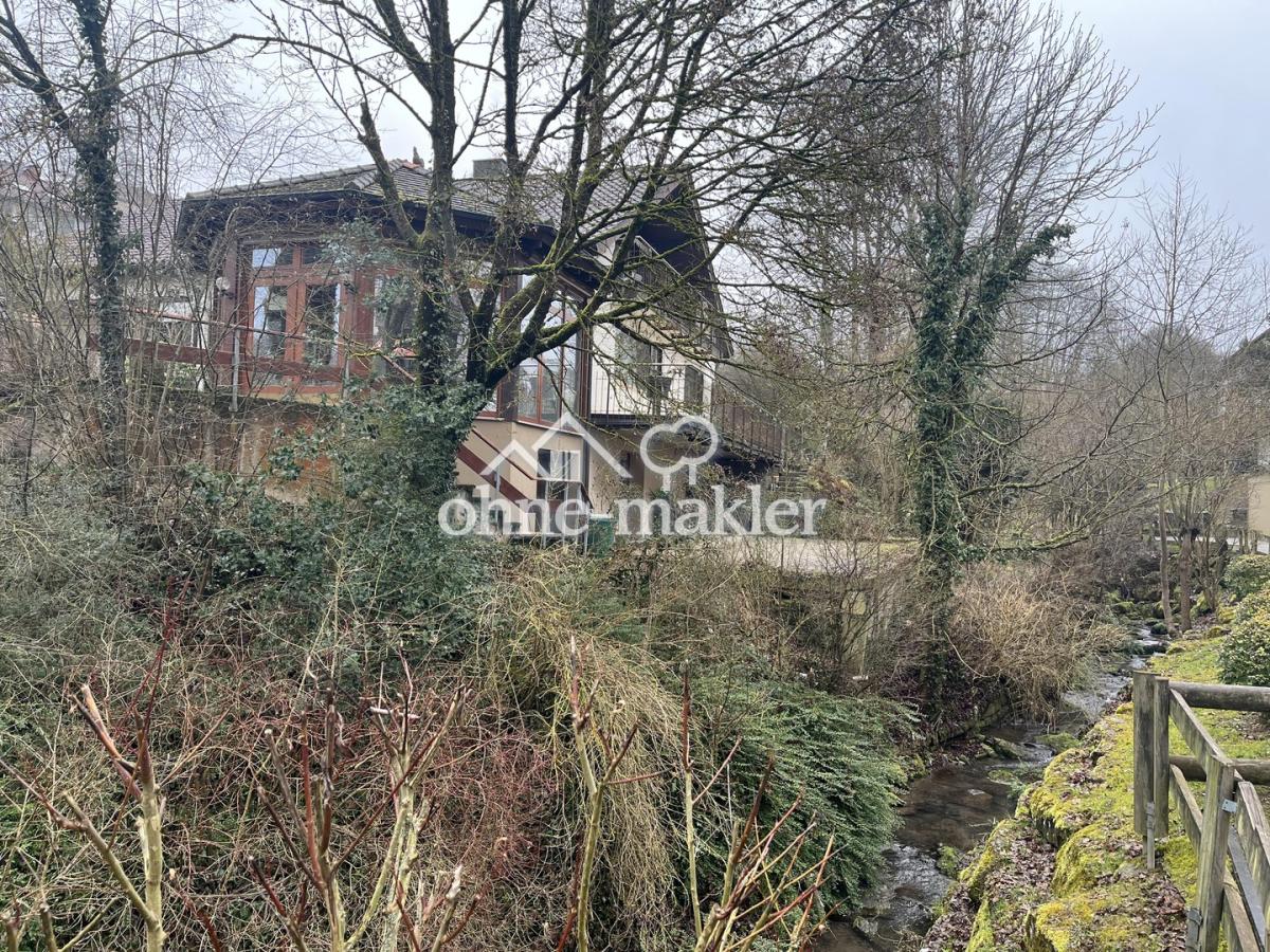 Hinter dem Haus