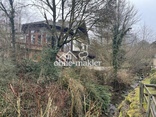 Hinter dem Haus