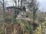 Hinter dem Haus