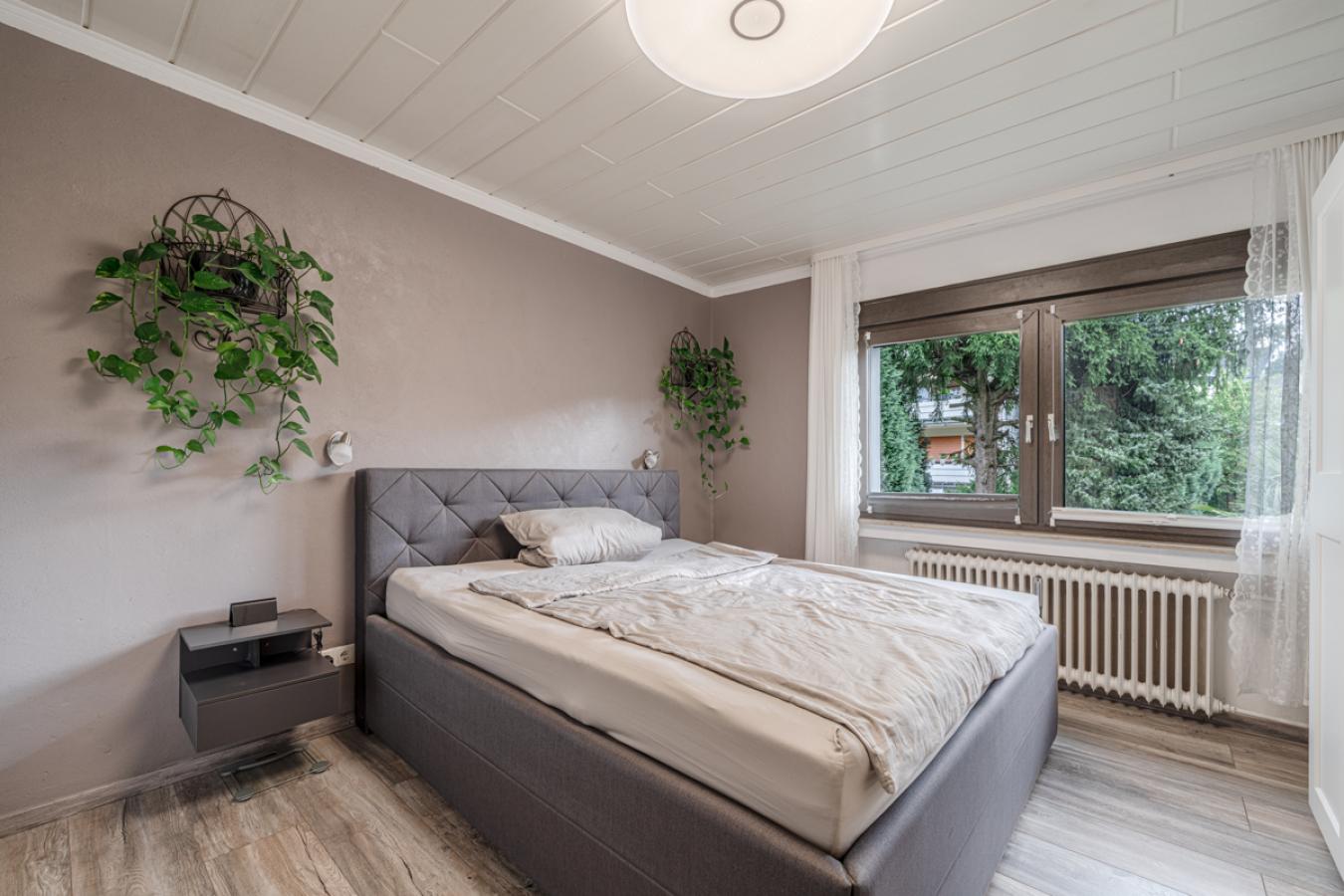 Schlafzimmer 1