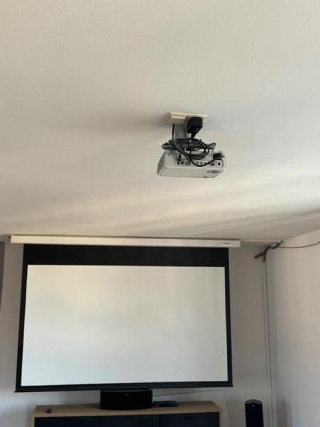 24 Beamer und Leinwand und 10 Lautsprecher in der Decke der Wohnung