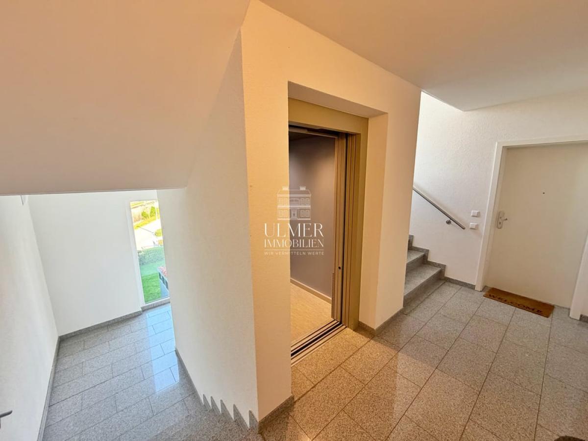 Treppenhaus mit Aufzug 