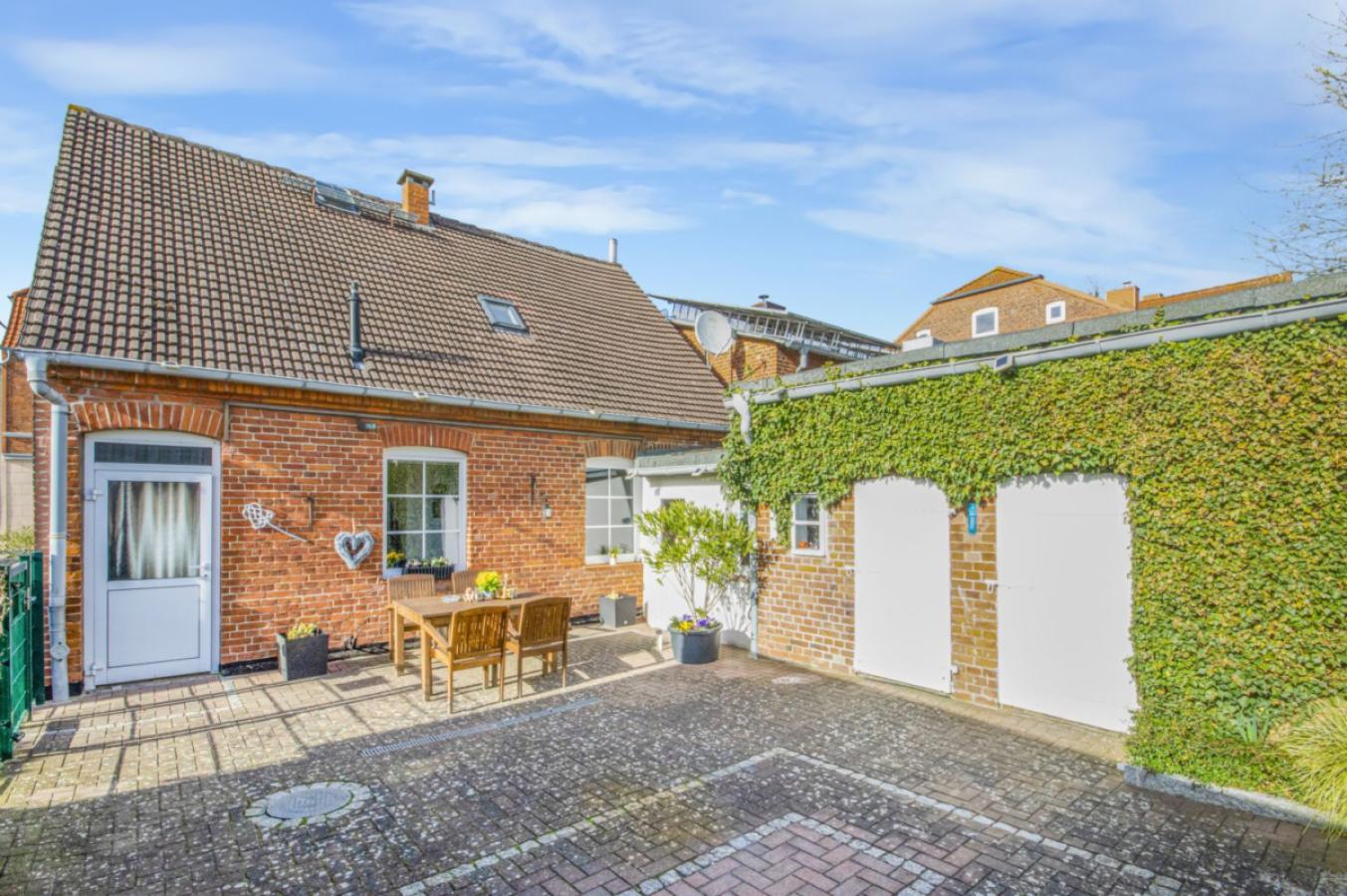 Geschützter Innenhof mit großer Terrasse