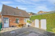 Geschützter Innenhof mit großer Terrasse