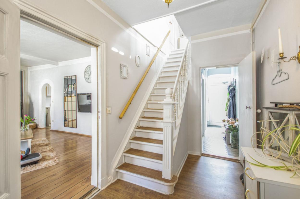 Diele mit Treppe zum DG