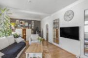 Geräumiges Wohnzimmer mit Küchenzugang