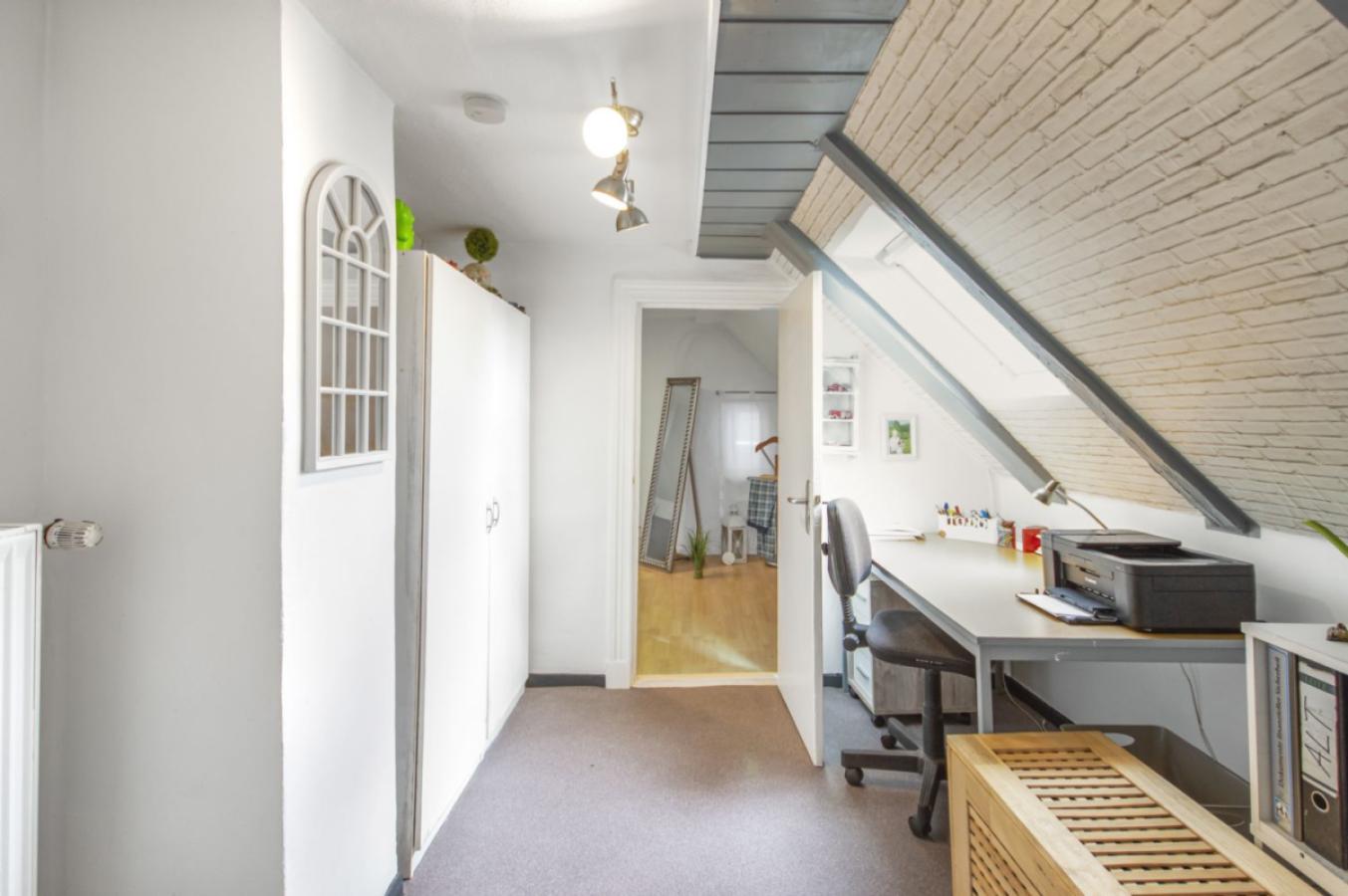 Büro mit Zugang zum Schlafzimmer
